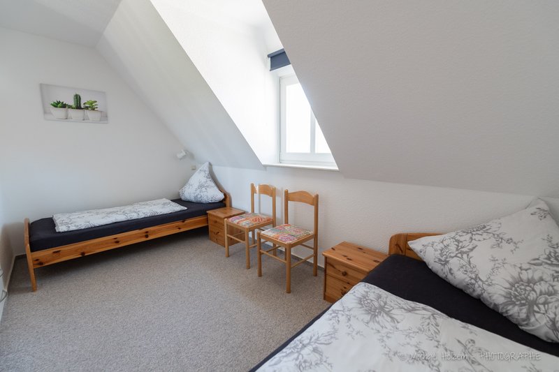 Schlafzimmer mit 2 Einzelbetten – Ferienwohnung Ferienhof Wick