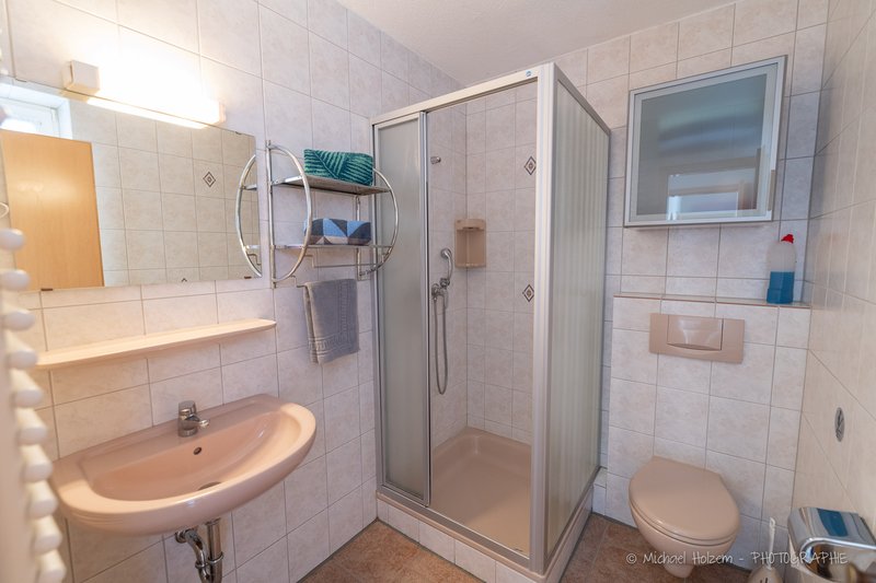 Badezimmer mit Dusche – Ferienwohnung Ferienhof Wick Kappeln