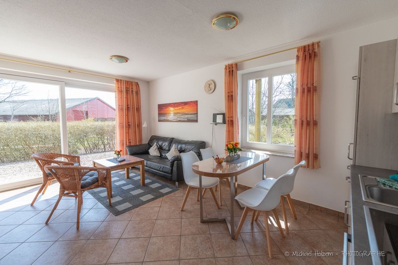 Heller Wohnbereich mit Terrasse und Gartenblick – Ferienwohnung Ferienhof Wick