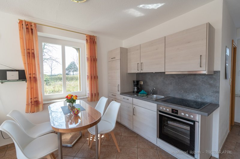 Einbauküche mit Herd und Esstisch – Ferienwohnung 4 Personen Kappeln