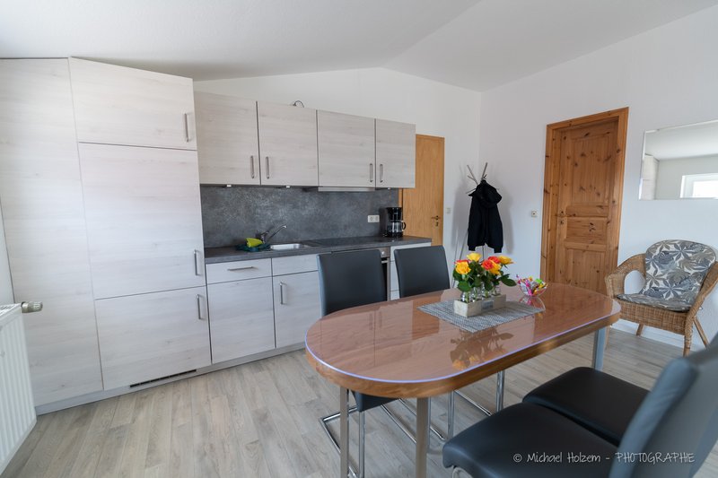 Wohnbereich mit Essplatz und Einbauküche – Ferienwohnung 4 Personen