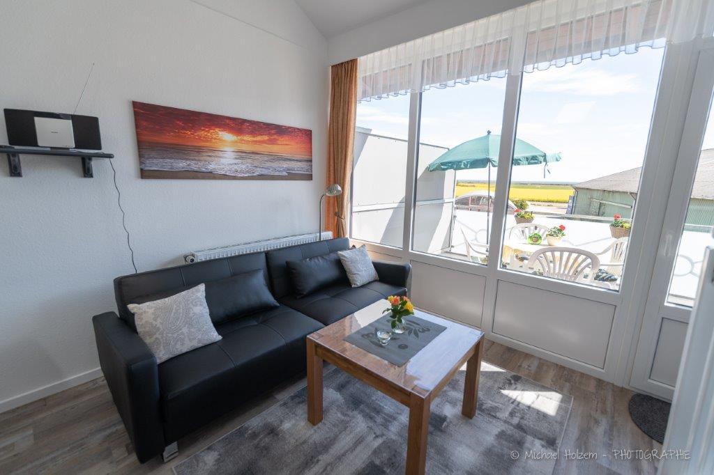 Wohnzimmer mit Balkon und Feldblick – Ferienwohnung Kappeln Schlei