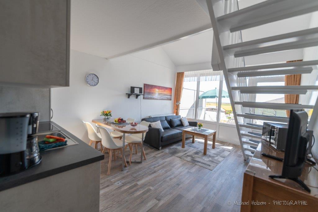 Heller Wohn-Küchenbereich mit Balkonzugang – Ferienwohnung 4 Personen