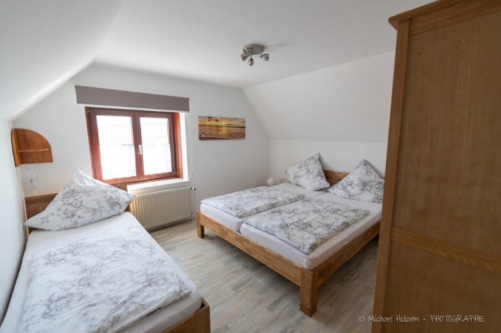 Schlafzimmer mit Einzel- und Doppelbett – Ferienwohnung 5 Personen Ferienhof Wick