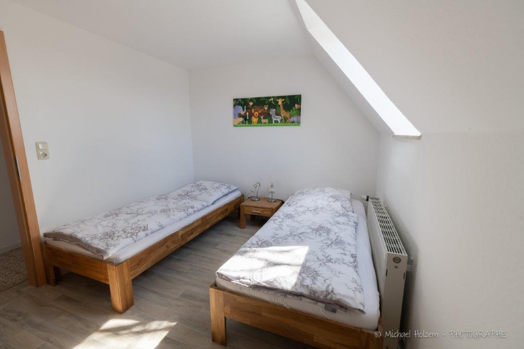 Kinderschlafzimmer mit 2 Einzelbetten – Ferienwohnung Ferienhof Wick