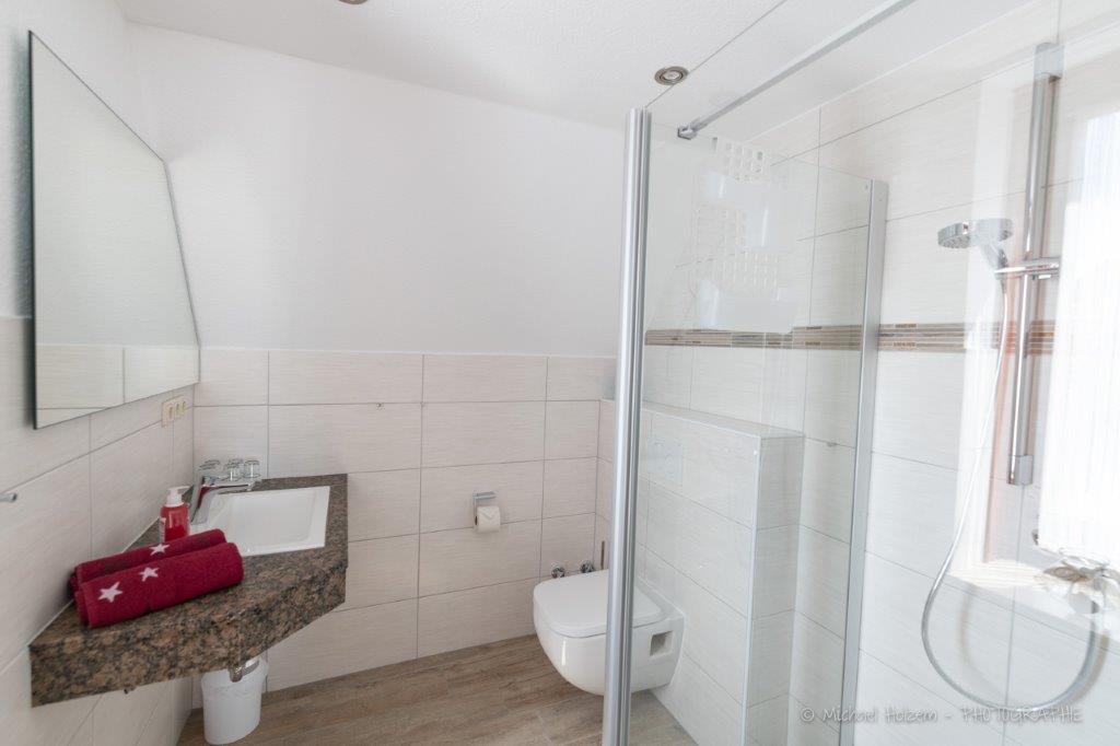 Modernes Badezimmer mit Dusche – Ferienwohnung 5 Personen Kappeln