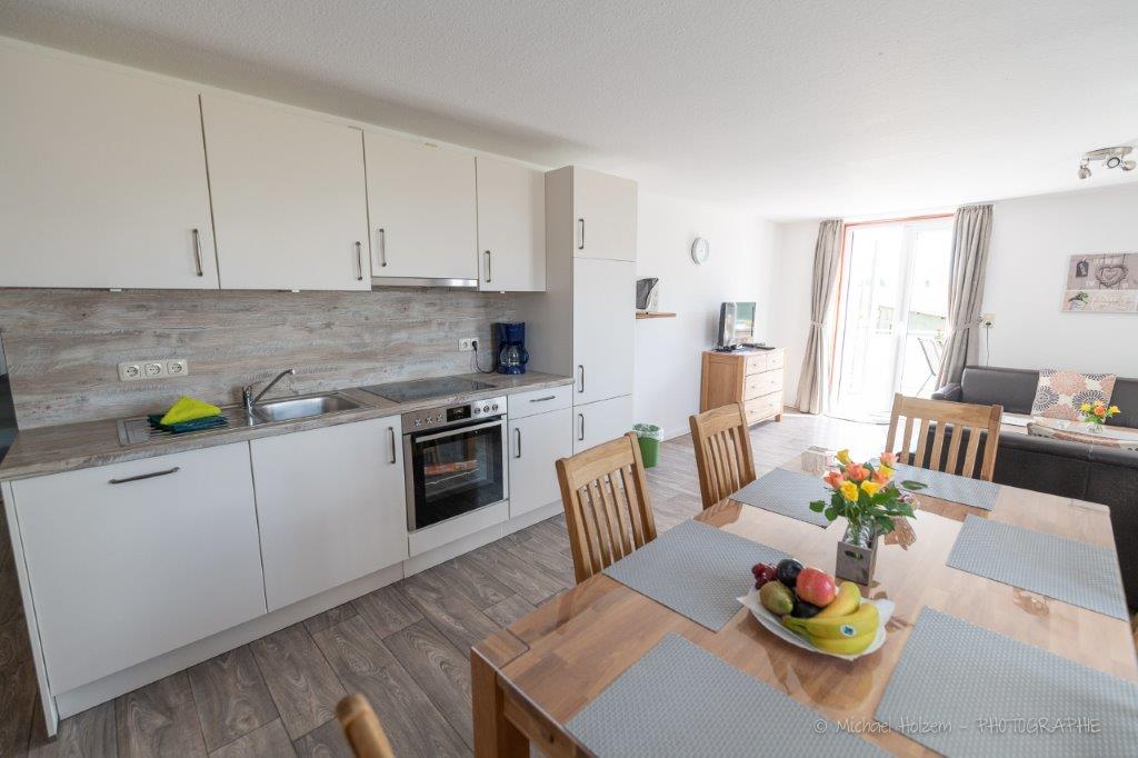 Wohnküche mit Esstisch und Treppenaufgang – Ferienwohnung 5 Personen Ferienhof Wick