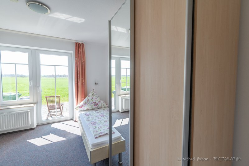 Schlafzimmer mit Feldblick – Ferienwohnung 8 Personen Kappeln