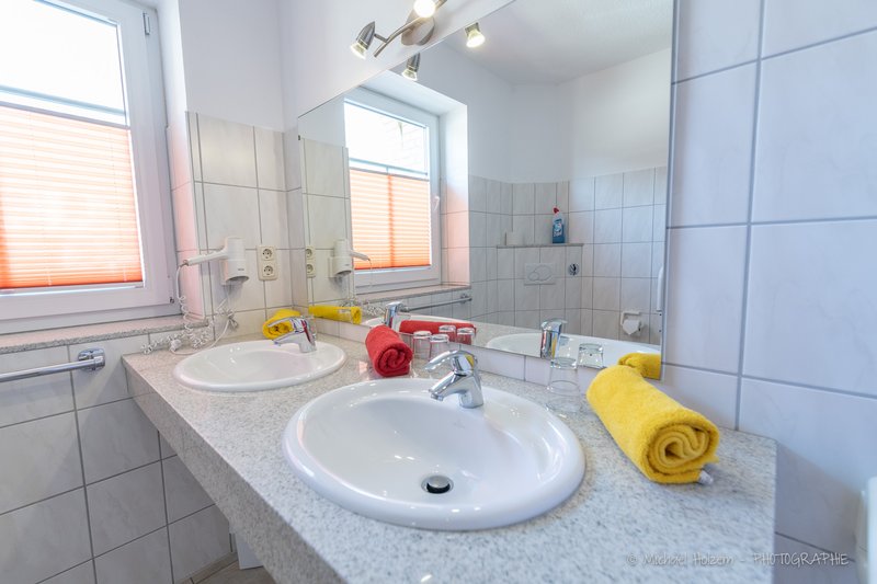 Großes Badezimmer mit Doppelwaschbecken – Ferienwohnung 8 Personen