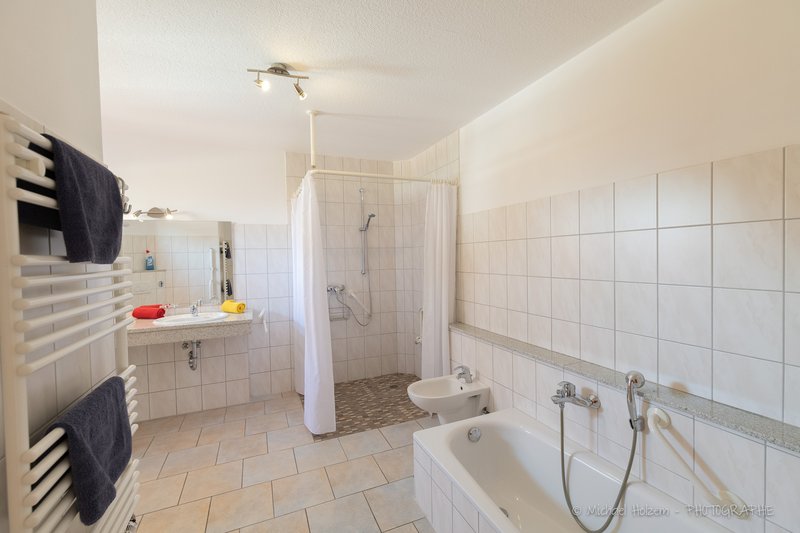 Barrierefreies Badezimmer mit Badewanne und Dusche – Ferienwohnung Kappeln