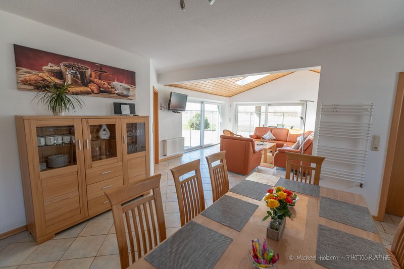 Geräumiges Wohn-Esszimmer mit Glasdach – Ferienwohnung 8 Personen Kappeln
