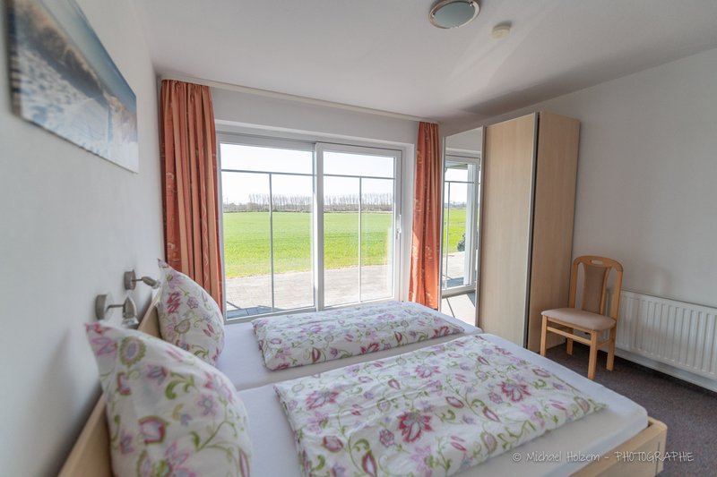 Helles Schlafzimmer mit Feldblick – Ferienwohnung 8 Personen Kappeln